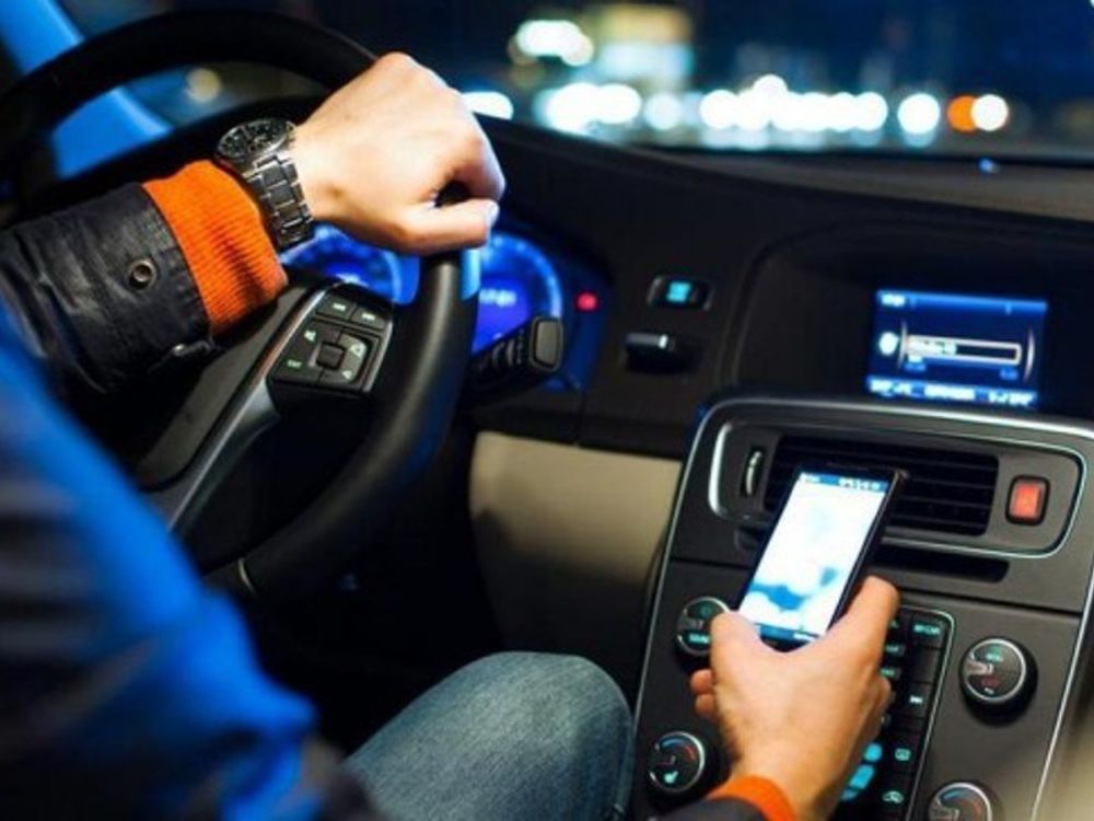 Sono previste norme più severe per chi usa lo smartphone mentre guida.
